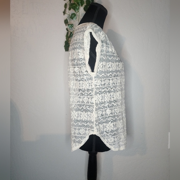 Le Lis Cream Sheer Lace Blouse Size Medium - Picture 2 of 8